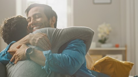 Abrazo hombres