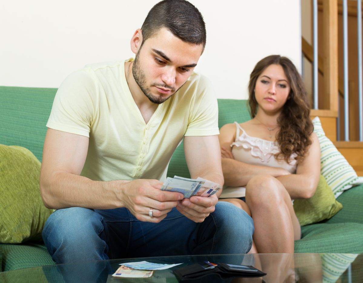 Las parejas con cuentas conjuntas fueron las más propensas a pelear por los hábitos de gasto entre todas las parejas encuestadas.