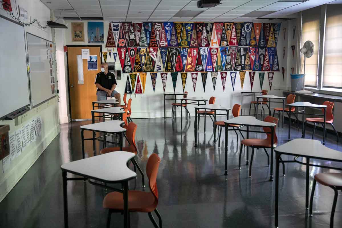 El distrito de las Escuelas Públicas del Condado de Jefferson despidió de inmediato al agresivo director de secundaria.