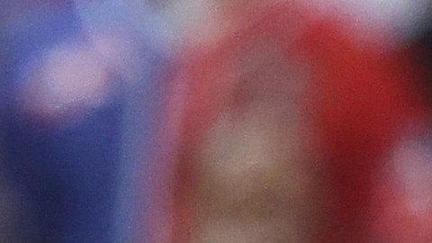 Edwin Díaz (medio) sale lesionado tras la victoria de Puerto Rico ante Dominicana.
