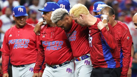 Edwin Díaz (medio) sale lesionado tras la victoria de Puerto Rico ante Dominicana.