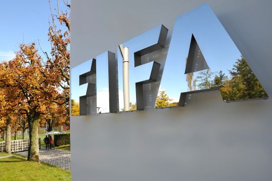 FIFA afirma que los fanáticos "fueron los responsables" de que la Superliga "no funcionara"