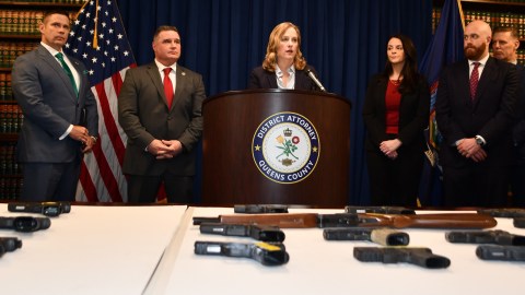 Fiscales de Queens siguen el caso de pandilleros detenidos en el condado.