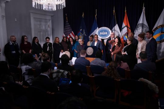 Concejo de NYC crea asociación público-privada para dirigir otros $2,2 millones para atender la crisis migratoria