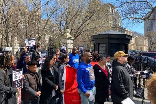 Líderes comunitarios denuncian ante el Concejo que el NYPD está "desenfrenado" en algunos vecindarios y exigen transparencia policial
