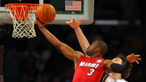 Dwayne Wade (L) y Pau Gasol (R), disputan un balón durante un encuentro entre Miami Heat y Los Angeles Lakers en 2010.