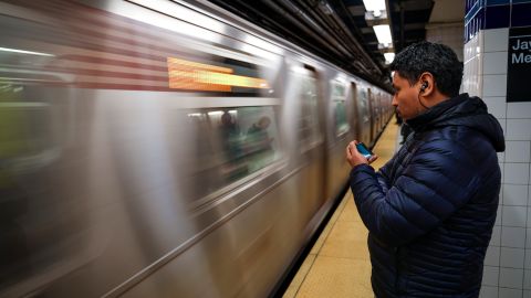 La demanda del joven es la más reciente para acusar a las autoridades del metro.