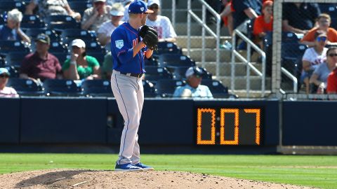 El lanzador de New York Mets, Eric Hanhold, ejecuta su lanzamiento antes que el reloj de pitcheo llegue a cero.