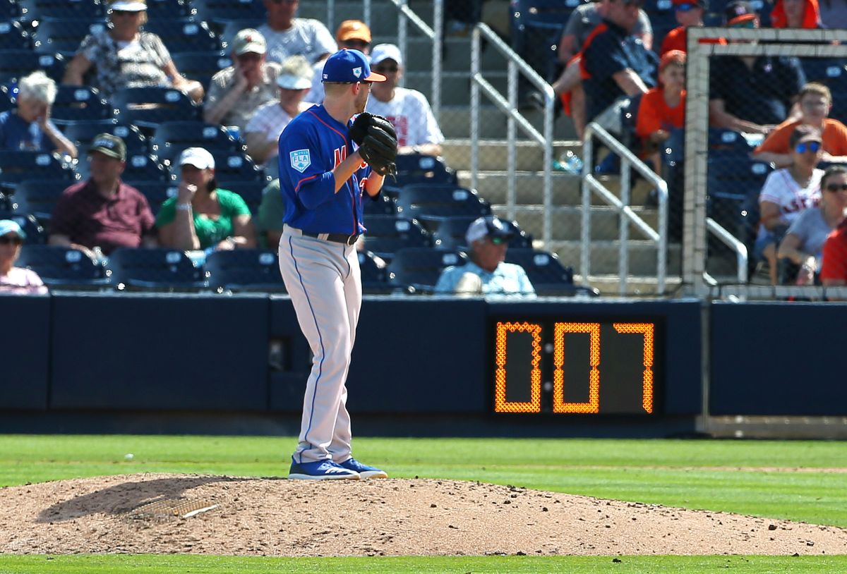 El lanzador de New York Mets, Eric Hanhold, ejecuta su lanzamiento antes que el reloj de pitcheo llegue a cero.
