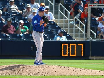 El lanzador de New York Mets, Eric Hanhold, ejecuta su lanzamiento antes que el reloj de pitcheo llegue a cero.