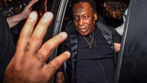 Pelé durante su llegada a un aeropuerto de Brasil en 2019.