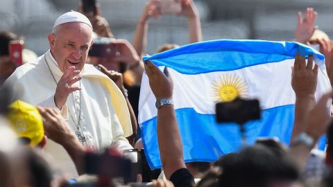 Papa Francisco viendo la bandera argentina.