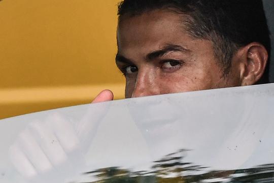 Video: Pillan a Cristiano Ronaldo paseando en su Bugatti de más de $10 millones de dólares por las calles de Madrid