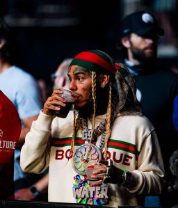 Atacantes de rapero Tekashi 6ix9ine en gimnasio de Florida habrían planeado la paliza; nuevo video los desenmascara