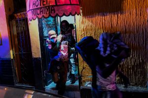 Hallan a 79 migrantes hacinados en hoteles de Tijuana, México