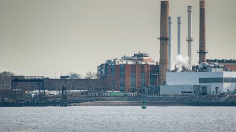 Una vista general muestra el complejo penitenciario de Rikers Island en el East River de Nueva York