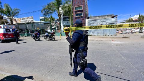 Las fotos tomadas en la escena se muestran agujeros de bala en la camioneta y sus ventanas rotas.