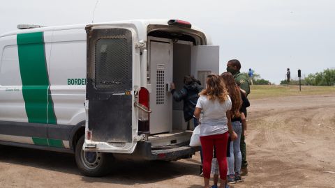 Una propuesta de LULAC es suspender la peticiones de asilo por seis meses.