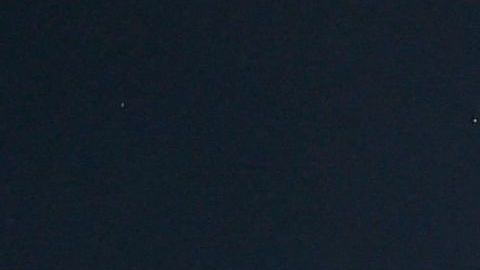 Aloísio (L) controla el balón durante un encuentro del América-MG en Copa Libertadores.