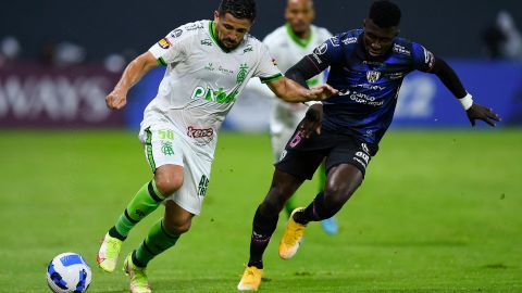 Aloísio (L) controla el balón durante un encuentro del América-MG en Copa Libertadores.