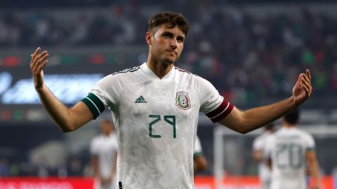 Santiago Giménez celebra luego de anotarle en un partido amistoso a Nigeria.