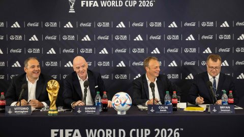 Victor Montagliani (L) presidente de Concacaf y Gianni Infantino (CL), presidente de la FIFA en la rueda de prensa de presentación del Mundial 2026.