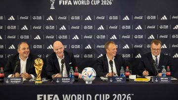 Victor Montagliani (L) presidente de Concacaf y Gianni Infantino (CL), presidente de la FIFA en la rueda de prensa de presentación del Mundial 2026.