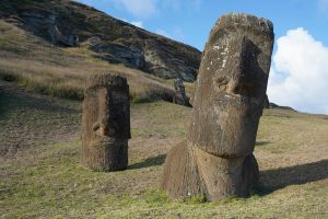 Descubren una nueva y misteriosa estatua Moai en un lago seco de la Isla de Pascua