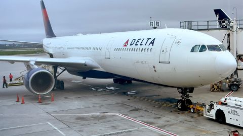 Avión de Delta en aeropuerto de Atlanta