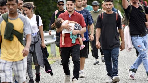 Los tres migrantes iban caminando por la vía vehicular cuando fueron atropellados por un automóvil.