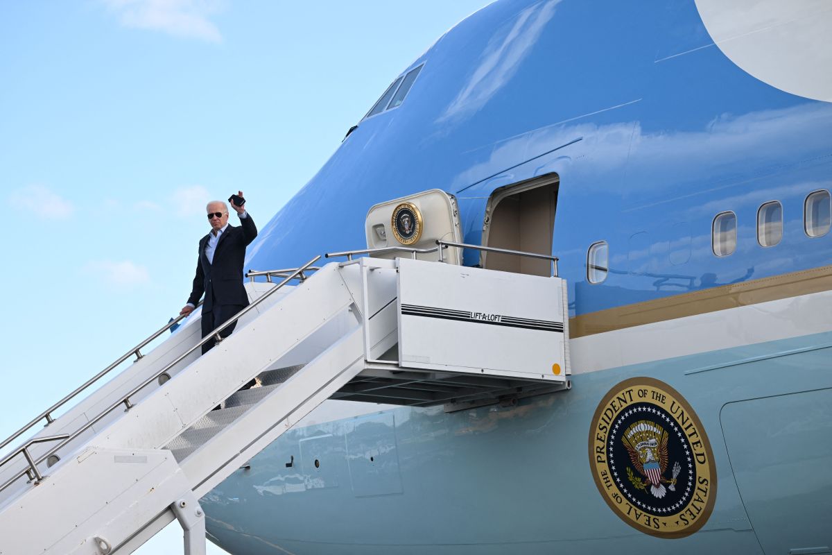 El presidente de Estados Unidos, Joe Biden, desembarca del Air Force One en Philadelphia International Airport.