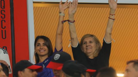 Antonela Roccuzzo y la madre de Lionel Messi, Celia Cuccittini, celebran durante el Mundial de Qatar.