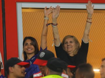 Antonela Roccuzzo y la madre de Lionel Messi, Celia Cuccittini, celebran durante el Mundial de Qatar.