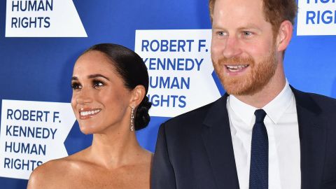 El príncipe Harry y Meghan Markle parecen no estar afectados por la decisión.