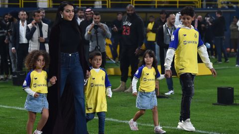 Georgina Rodríguez con sus hijos durante la presentación de Cristiano Ronaldo con el Al-Nassr.