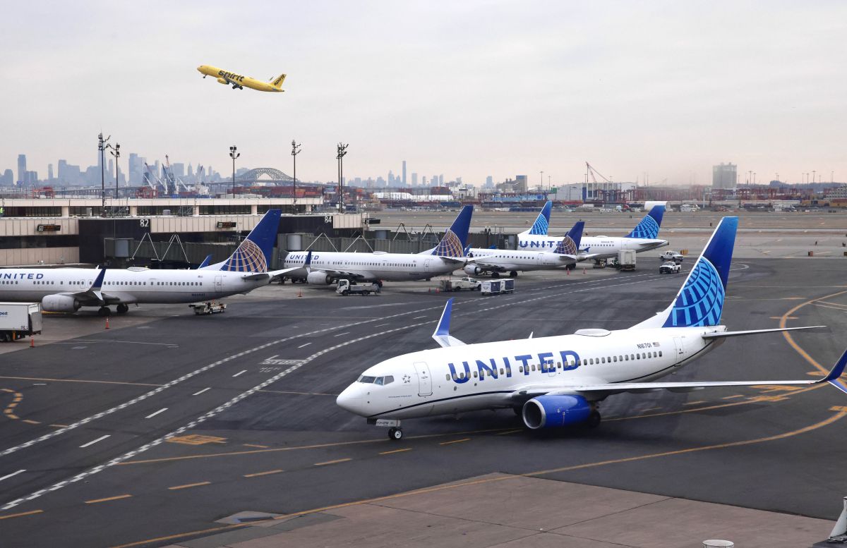 El avión de United Airlines tuvo que aterrizar de emergencia en el aeropuerto de Boston.