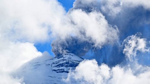 Advierten de una posible erupción del volcán Tanaga.