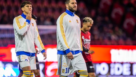 El delantero realizó una fuerte barrera a una de las jóvenes promesas del equipo y por poco le causa una fractura.