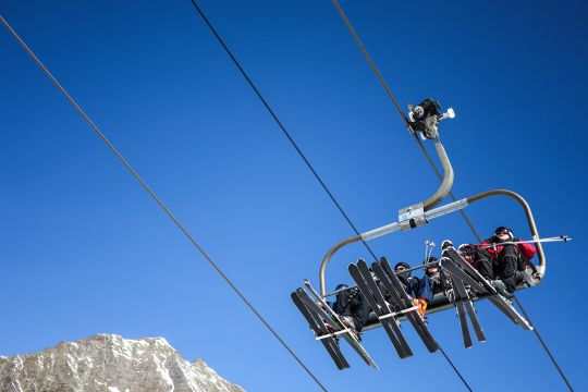Niño de 4 años se cae de una telesilla en una estación de esquí en Montana