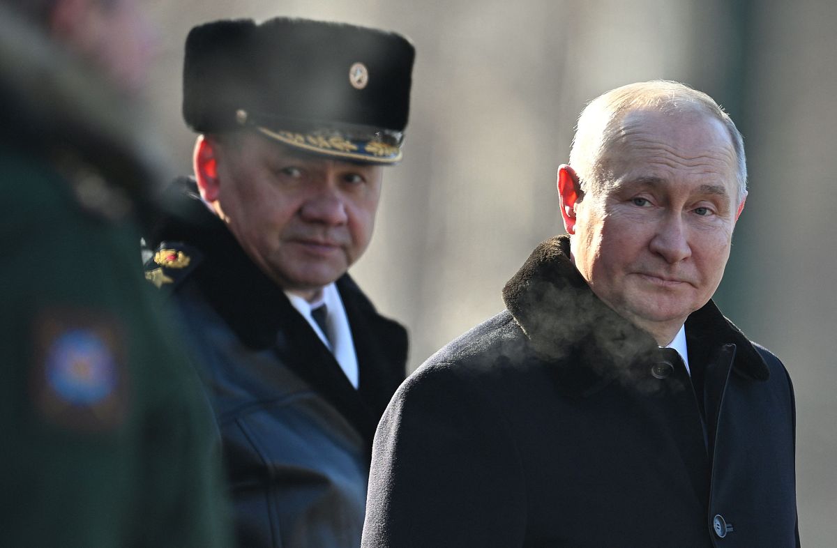 El presidente de Rusia, Vladímir Putin (derecha) y el ministro de Defensa, Sergei Shoigu, en una actividad protocolar.