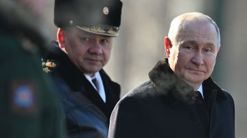 El presidente de Rusia, Vladímir Putin (derecha) y el ministro de Defensa, Sergei Shoigu, en una actividad protocolar.