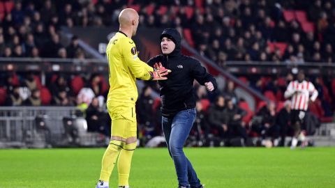 Marko Dmitrovic fue agredido por un aficionado del PSV. / Foto: Getty Images