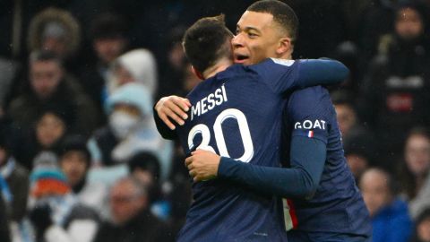 Lionel Messi y Kylian Mbappé en partido con el PSG.