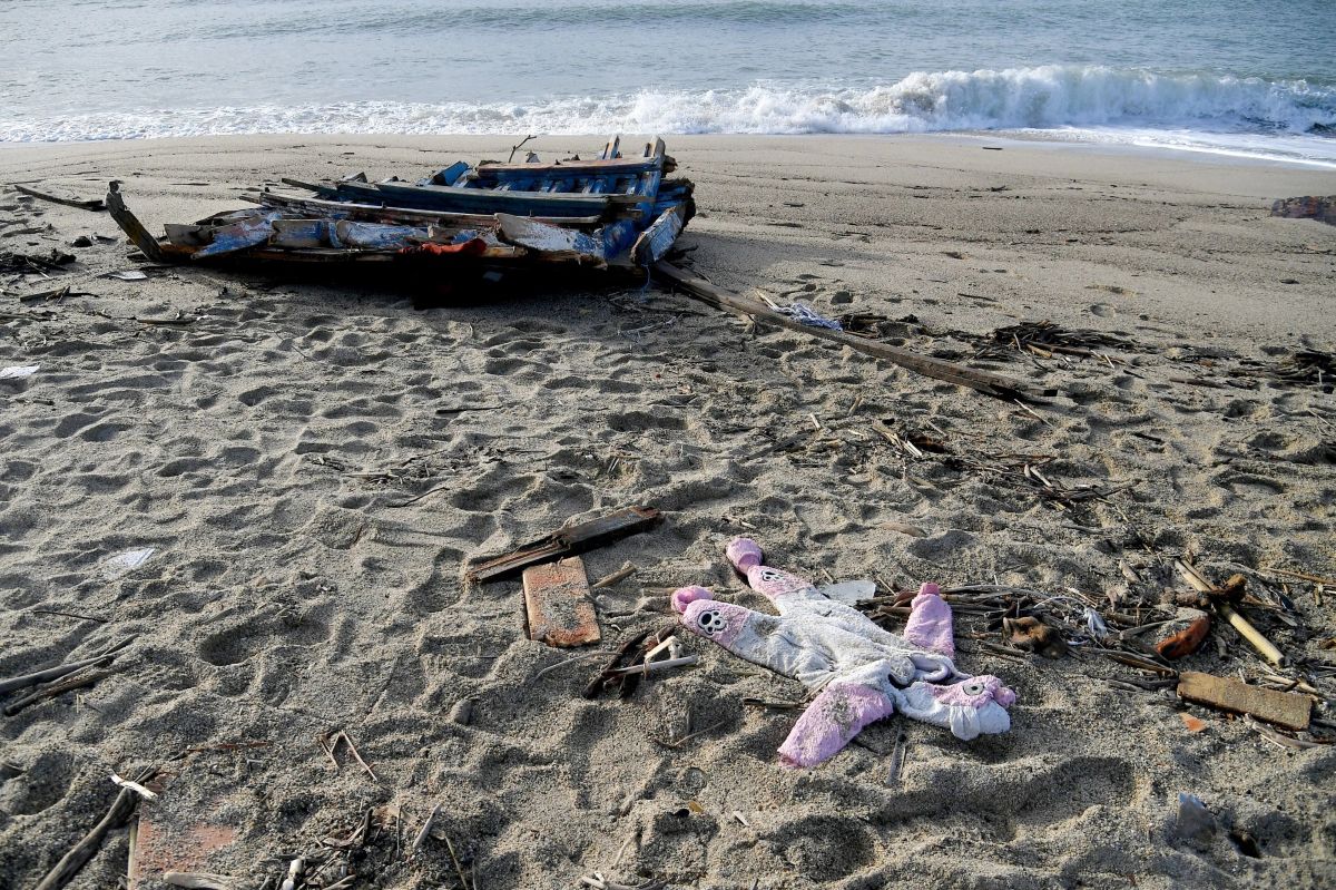 32 menores entre los 80 muertos confirmados tras el naufragio de un bote con migrantes.