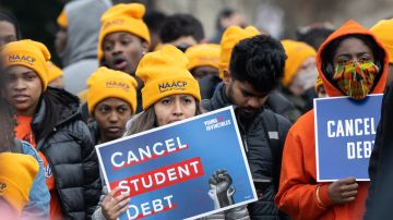 Biden dijo que iba a perdonar parte de la deuda que millones de universitarios contrajeron con la Administración federal.