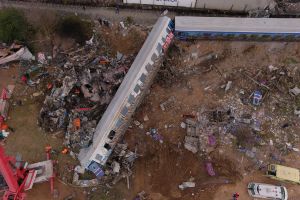 'Error humano' provocó el choque de trenes en Grecia que dejó 43 muertos