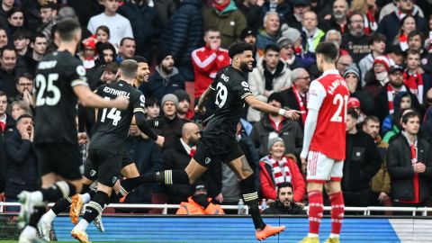 El mediocampista danés del Bournemouth Philip Billing (C) celebra después de marcar el primer gol de su equipo en la jornada contra el Arsenal en el Emirates Stadium.