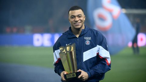 Kylian Mbappé posa con el trofeo que lo acredita como el máximo goleador histórico del PSG.