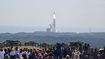 Visitantes observan el lanzamiento del cohete "H3".