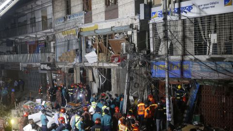 Así luce el edificio que sufrió una explosión este martes en Bangladesh.